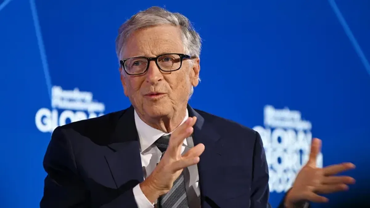Registro fotográfico documental de Bill Gates alerta que acordo global para IA será mais difícil que tratados nucleares: entenda os riscos da descentralização da tecnologia - Foto: Reprodução / imageio.forbes.com