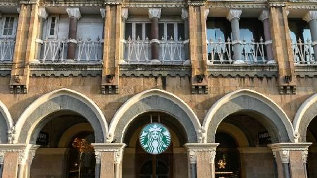 Registro fotográfico documental de Starbucks fecha centenas de lojas em reestruturação global: entenda por que recuar faz parte da estratégia para voltar a crescer - Foto: Reprodução / UOL