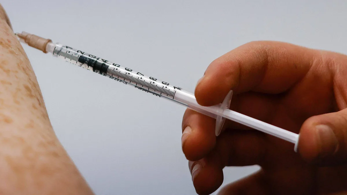 Registro fotográfico documental de Vacina contra herpes-zóster é associada a menor risco de demência em idosos: entenda como a novidade funciona e por que pode mudar o setor - Foto: Reprodução / UOL