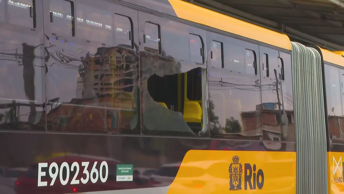 Registro fotográfico documental de Morte de passageiro no BRT do Rio expõe a vulnerabilidade do transporte público diante da violência urbana: entenda o impacto na mobilidade e na segurança do cidadão - Foto: Reprodução / G1