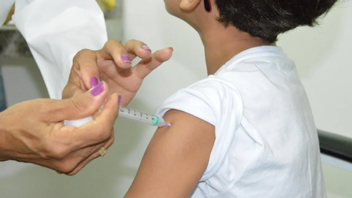 Registro fotográfico documental de Quem pode tomar no SUS a nova vacina reforçada contra pneumonia, otite e meningite? - Foto: Reprodução / tnh1.com.br