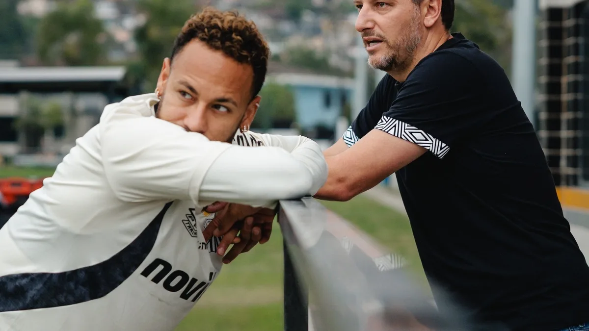 Registro fotográfico documental de Santos reformula sua base com veto a celulares e aposta em nova joia: como a blindagem de jovens atletas busca moldar o 'novo Neymar' - Foto: Reprodução / UOL